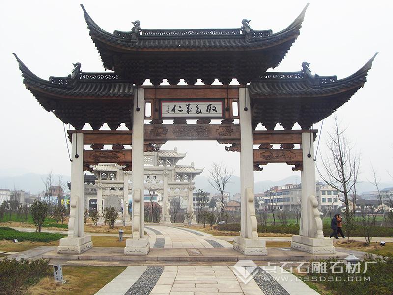 木石组合石牌坊